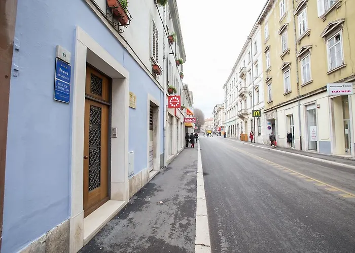 White&blue Center App