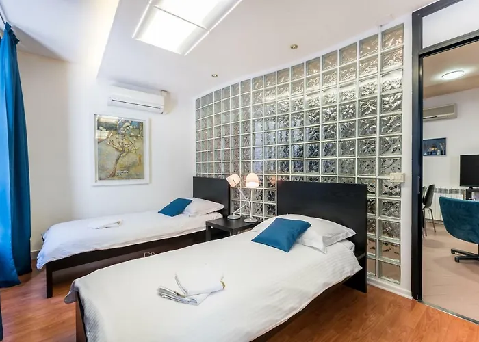 White&blue Center App Пула