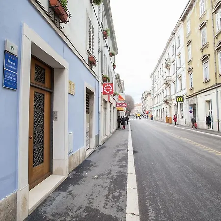 White&blue Center App