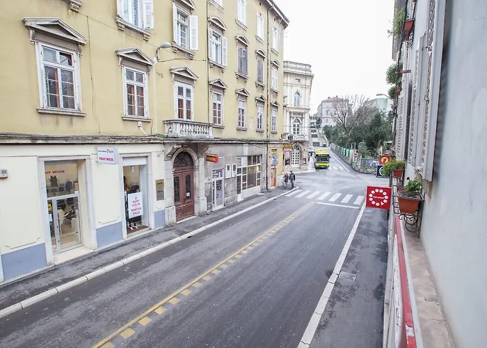 White&blue Center App Pula